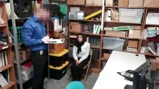 شرطي ينيك شرموطات بتهمة