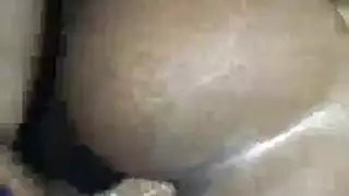 يرتدي فاتنة الأبنوس مشد أصفر أثناء وجود جنس مشبع أمام مكان حريق.