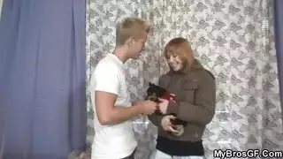 أختي تخونني وهي على ركبتيها