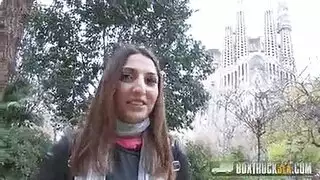 امرأة سمراء شابة تمارس الجنس في مكان عام