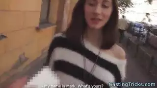 مثير فاتنة كيرا نوفا مارس الجنس على الأريكة الصب