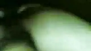 زوجين إندونيسي سخيف في العمل في الهواء الطلق مثليه.