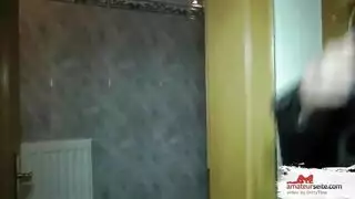 الجنس في المرحاض مع شقراء جميلة مع الحمار كبيرة