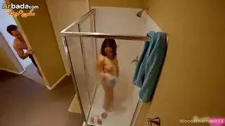 الاخ يدخل على اخته الحمام