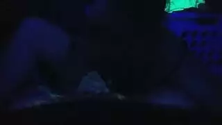 زوجة امرأة سمراء قرنية سخيف رجلها.