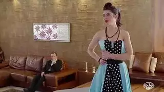 عندما زوجته ليست في المنزل، وقال انه الملاعين الفتيات الأصغر سنا مثل زوجته