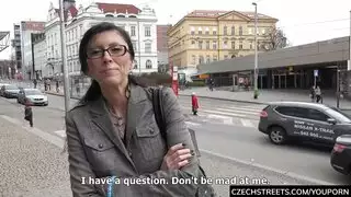 سكس علني قوي بنت جميلة بتمص في الشارع