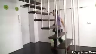 تلعب مع ثديها الكبير في غداءها