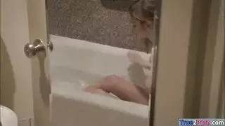 سكس اخوات مطرجم نيك ساخن فوق ملابس