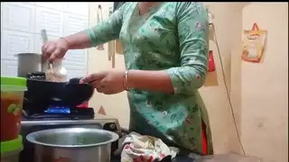 إنها تطبخ له شيئًا لذيذًا جدًا ويضاجعها جيدًا