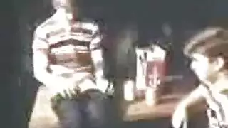 فتيان الكلية يمارسون الجنس في نزهة على الأقدام
