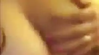 شرموطة بتوري سدرها و بتتناك في الحمام