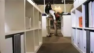 يتم ربط وزير مفلس وفرفه زميله.