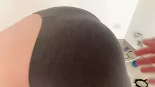 انها تستخدم استمناء لعبة سميكة جدا
