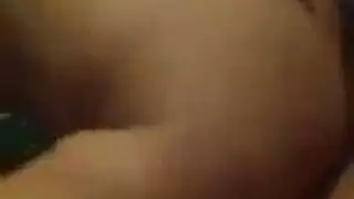 شيكا لطيف تشيكا يضع لامتصاص.