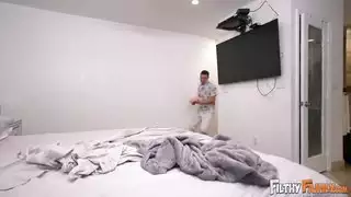 لقد فاجأت ابني كيف يمارس الجنس مع زوجة أبي