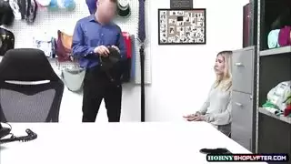 كان بحاجة لمعرفة ما كانت تخفيه تحت ملابسها