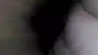 حصلت فتاة الأبنوس على تدليك لطيف في كشك التدليك في صالون التدليك الخاص بها ، وانتهى الأمر بممارسة الجنس
