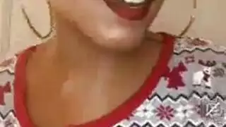 فاتنة مبهجة بالوشم تحصل على جرعتها اليومية من اللعنة من رجل أسود
