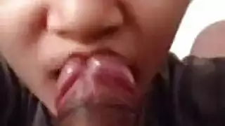 سيدة جميلة تنتشر ساقيها مفتوحة على مصراعيها لشخص قابلته للتو.