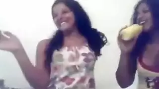بنات متناكة بتهزر مع بعض و كلام يهيج – سكس عربي