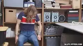 الكلية والملكة كوين تحصل على بعضها في مكتبها