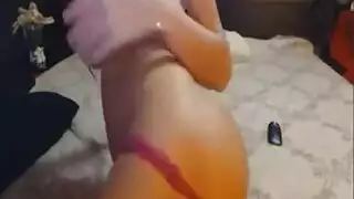 امرأة سمراء جميلة فاتنة إعطاء الديك الأبيض قذرة