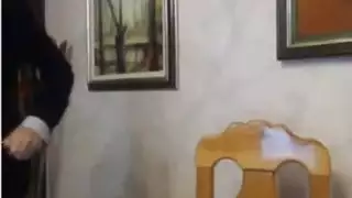صبي صغير يلعب مع ديكه الساخن