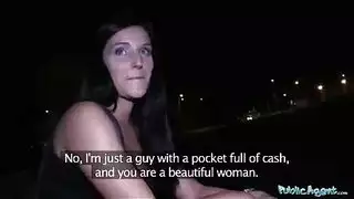 ممارسة الجنس في الليل مع امرأة سمراء جميلة