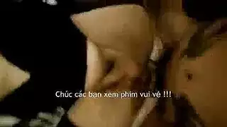 مرح فتاة آسيوية تستمع إلى جسدها