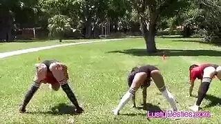 الفتيات كرة القدم في سن المراهقة الروسية يركبون مدربهم.