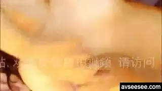 ربة منزل قرنية تحصل على كس يمسح ومارس الجنس في نفس الوقت، في المطبخ