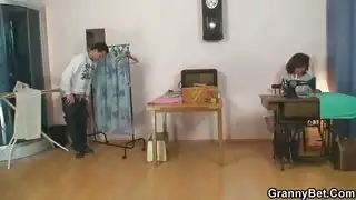 الديك بجانبها كبير جدًا وصعب