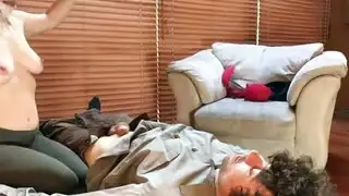 الطبيبة النفسية السكسي تمارس الجنس مع مريضها النياك