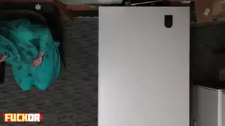 يحب المراهق العربي الغريب أن يدق بأسلوب هزلي