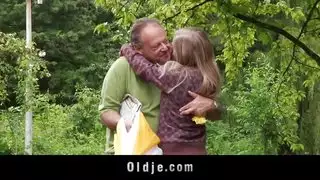 جنس لا يصدق بين شابة شقراء ورجل عجوز