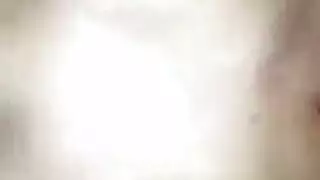 بيلا تريد اثنين من الديوك الضخمة عميقة داخلها وعميقة حلقها.