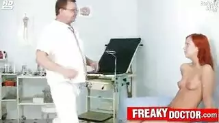 نحيل أحمر الشعر في سن المراهقة متع لها كس مع هزاز