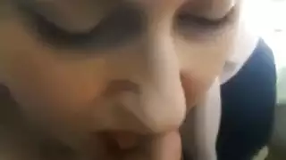 زوجة محجبة تمص الزب في السيارة حتى يقذف في بلعومها
