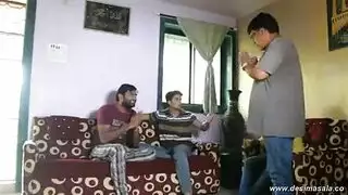 فتاة ثري ساخنة لا توجد قهوة الصباح المثالية.