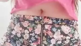 يطرح النموذج الثدي الطبيعي الكبير مع أنان