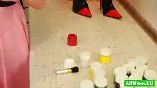 فاتنة وام في العمل في الهواء الطلق المطر على