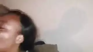 مفلس أنبوب النفخ الفرخ وأصابعها في جلسة الاستحمام