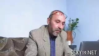 مراهقة تثير العجوز الممحون و تسخنه و ينيكها من كسها