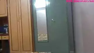 مص تحت طاولة الطعام
