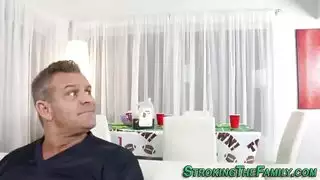 زوج امي يعزم صديقه لينيكني امامه و اصدقائه الاخرين