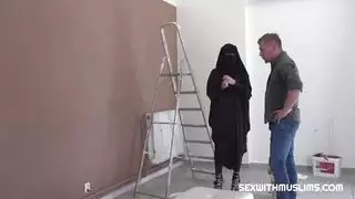 الفتاة المسلمة تتأرجح مع رسام كسول