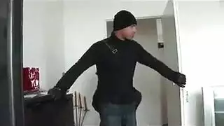 سكس حرامي يخدر صاحبة المنزل ويقلعها ويقطعها نيك
