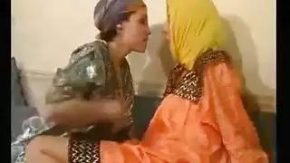اثنان سحاقيات عرب يأتوا شهوتهم