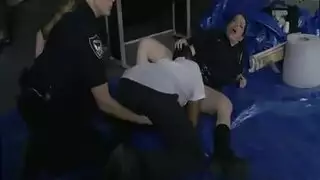شاب أسمر مع بنات في الشرطه الأمريكية